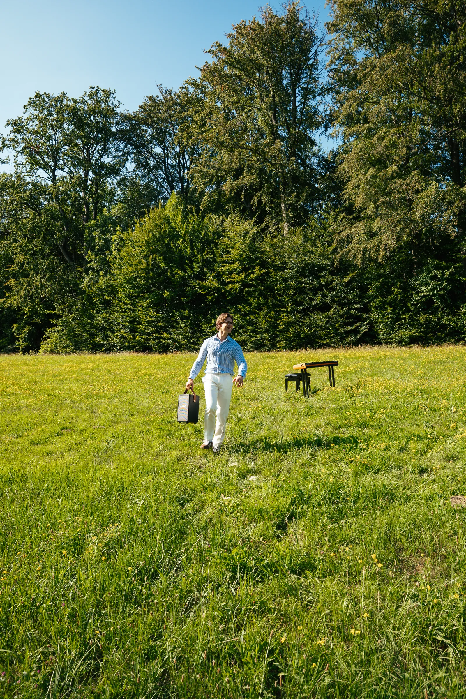 Emil Schulz auf dem Weg zum Auftritt, mit Case in der Hand